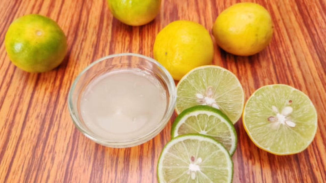 শ্যাম্পুর মধ্যে চিনি মিশিয়ে মাথায় লাগাতে পারেন। এতেও কিন্তু কমবে খুশকির সমস্যা। বড় দানার চিনি ঘষে ঘষে স্ক্যাল্পে লাগাতে হবে। এতে মরা চামড়া সহজেই দূর করা যাবে। খুশকিও কমবে