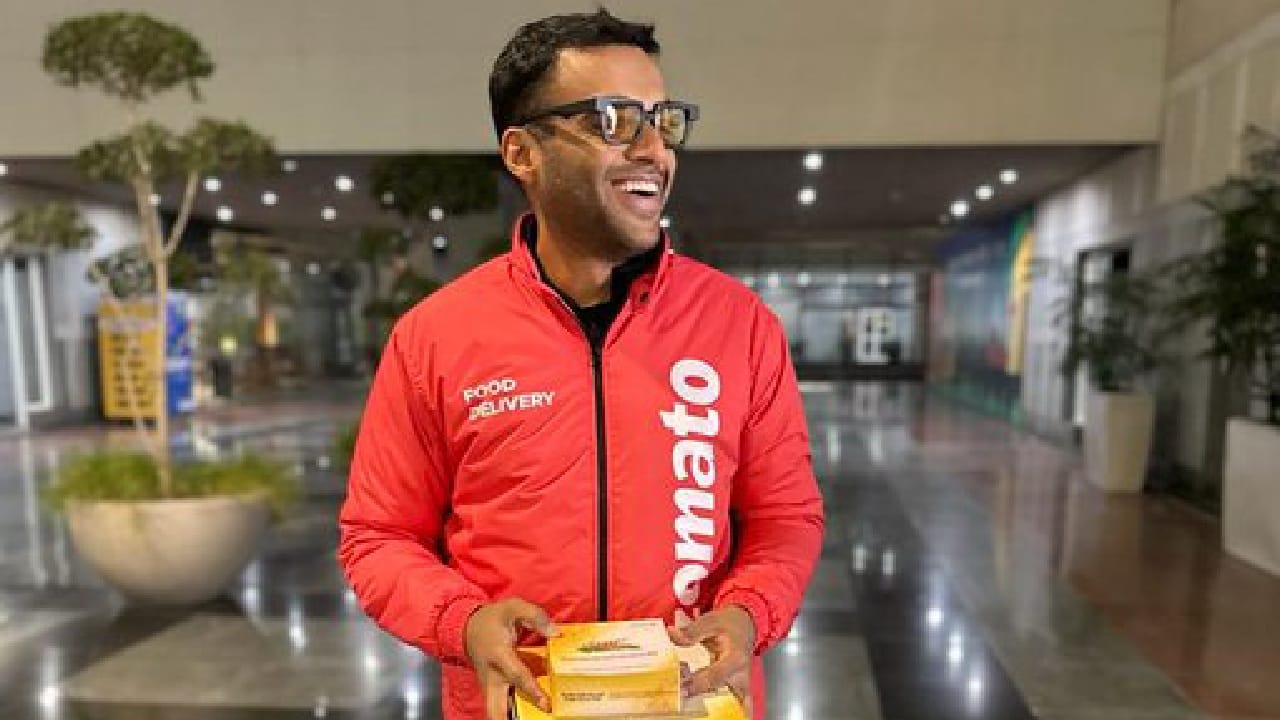 দীপিন্দর গোয়েলের 'জোমাটো' - জোম্য়াটো সংস্থার সম্পর্কে নতুন করে বলার কিছু নেই। এই খাদ্য সরবরাহকারী সংস্থার প্রতিষ্ঠা হয়েছিল ২০০৮ সালে। সংস্থার বর্তমান ভ্য়ালুয়েশন ১.৩ লক্ষ কোটি টাকা। 