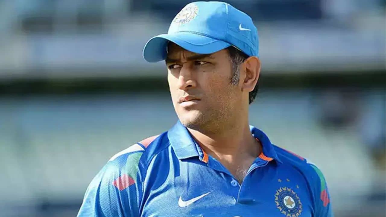 Indian Cricket: নিজে মাটিতে বসে পড়লেন, ধোনিকে নিয়ে প্রথম টুরের অভিজ্ঞতা শোনালেন সদ্য প্রাক্তন