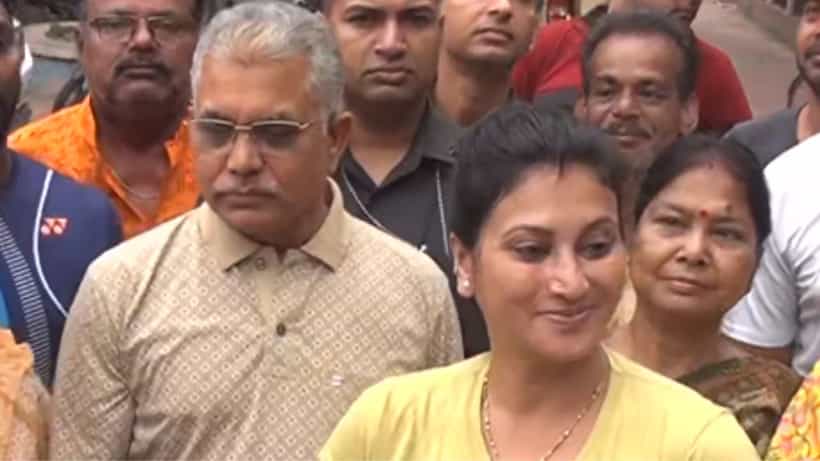 Dilip Ghosh: দেখা করতে এলাম... প্রমা হঠাৎ সামনে আসতেই দিলীপ দেখে বলে ফেললেন এমা এখানে...! নারীবিদ্বেষী বিতর্কের মাঝেই সাড়া ফেললেন দিলীপের এই প্রমা