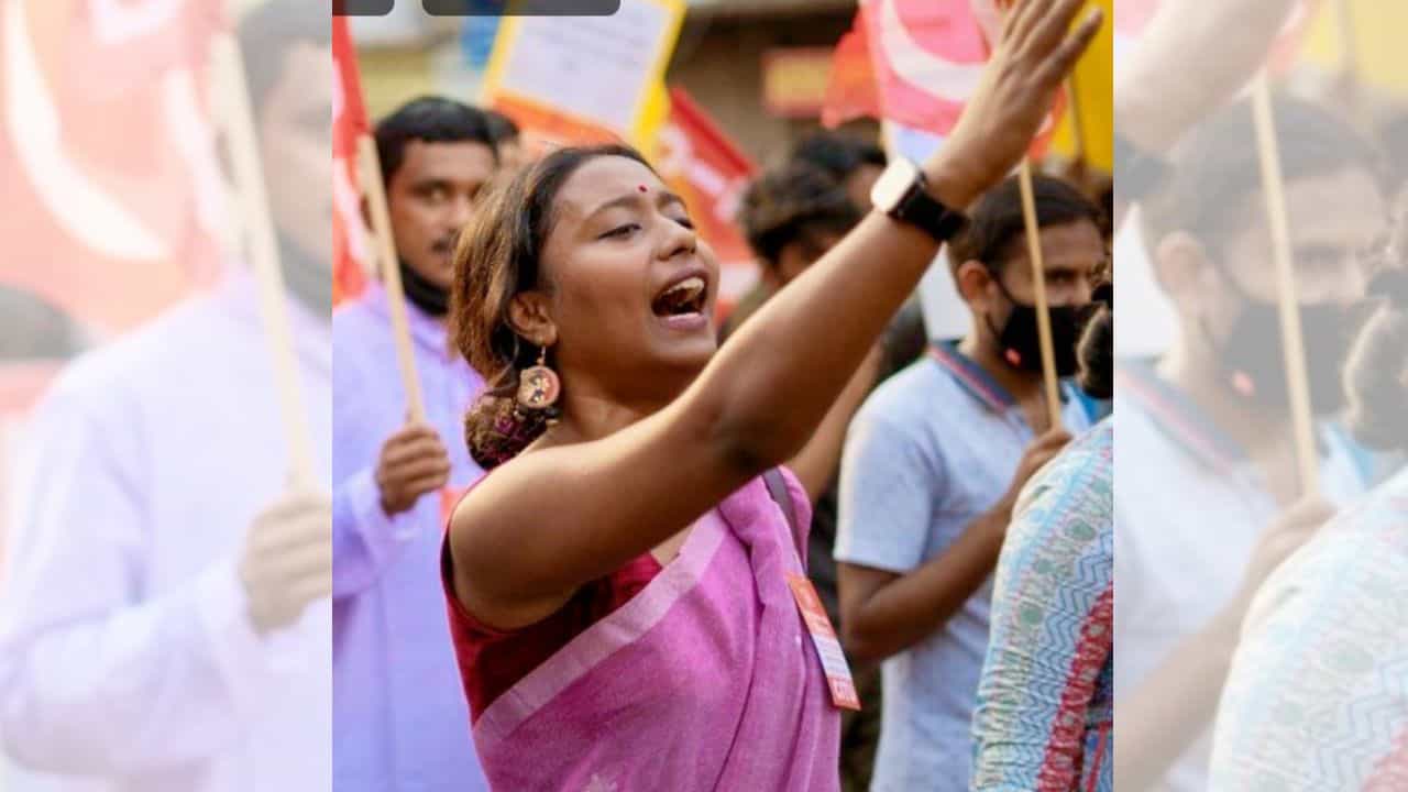 Dipsita Dhar: 'শ্রমিকরা পরিবার, আমার বাবাও শ্রমিক ছিলেন...', প্রচারে বেরিয়ে ISF-র সঙ্গে মিলে লড়ার ডাক দীপ্সিতার Dipsita Dhar: 'শ্রমিকরা পরিবার, আমার বাবাও শ্রমিক ছিলেন...', প্রচারে বেরিয়ে ISF-র সঙ্গে মিলে লড়ার ডাক দীপ্সিতার