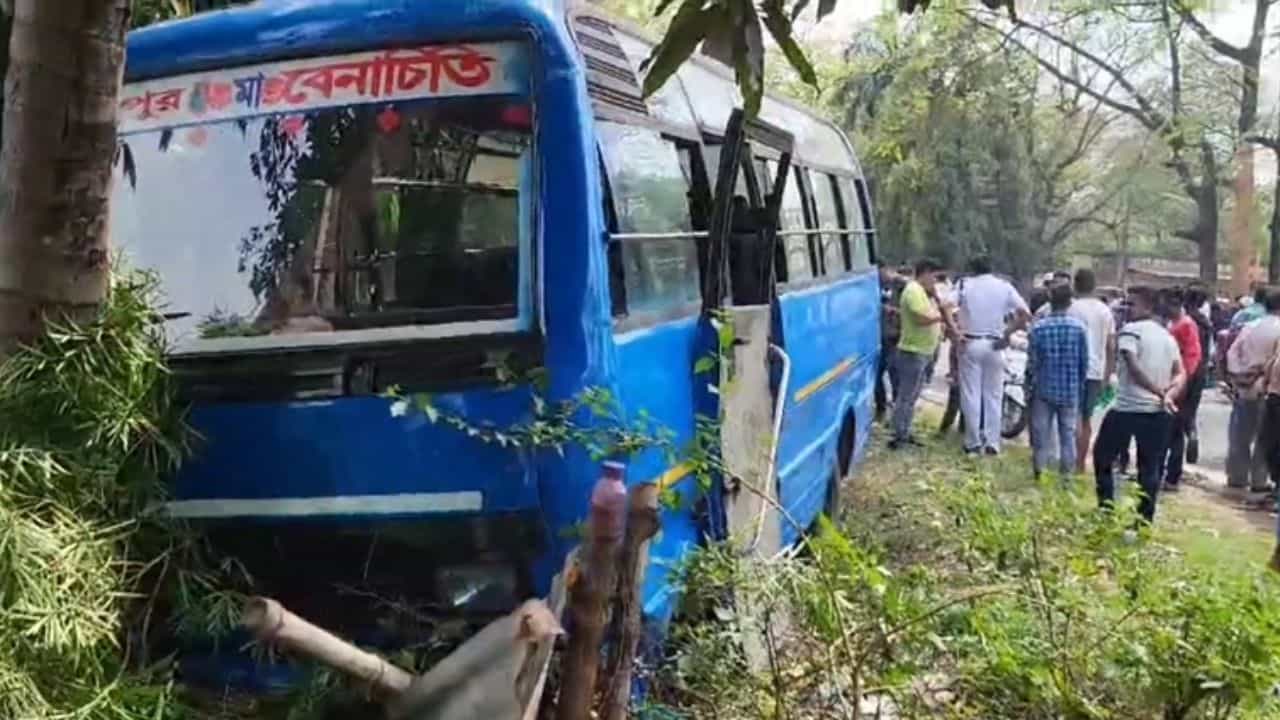 Accident: স্কুটির সঙ্গে রেষারেষি, মহিলাকে পিষে দিল মিনিবাস