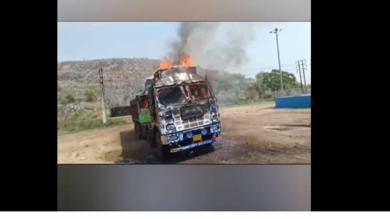 Durgapur: কয়লা বোঝাই ট্রাকে রান্না! দেশলাই ধরাতেই বিকট শব্দে কেঁপে উঠল এলাকা Durgapur: কয়লা বোঝাই ট্রাকে রান্না! দেশলাই ধরাতেই বিকট শব্দে কেঁপে উঠল এলাকা