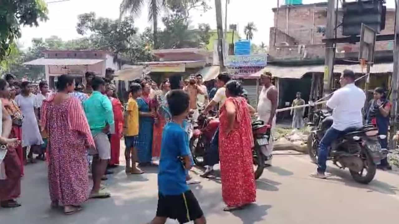 Duttapukur: স্কুলে যাওয়ার পথে লরি চাকায় পিষে যায় শিক্ষিকার শরীর, ২ জনের মৃত্যুকে ফুঁসছে দত্তপুকুর Duttapukur: স্কুলে যাওয়ার পথে লরি চাকায় পিষে যায় শিক্ষিকার শরীর, ২ জনের মৃত্যুকে ফুঁসছে দত্তপুকুর