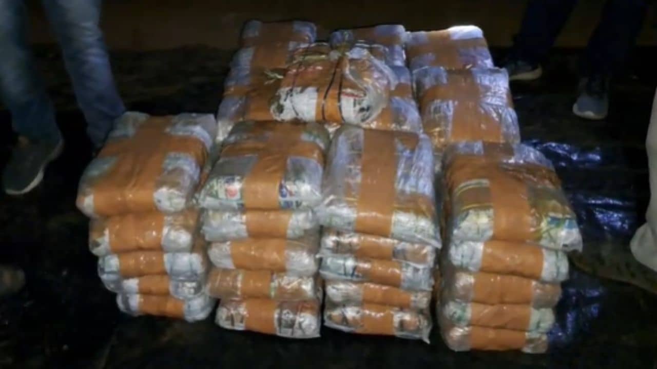 Purbo Medinipur: অনলাইন সেলারদের যেমনটা হয় জামা কাপড়ের পার্সেল! ভোটের মুখে তাতেই লুকিয়ে লাখ লাখ টাকার খেলা