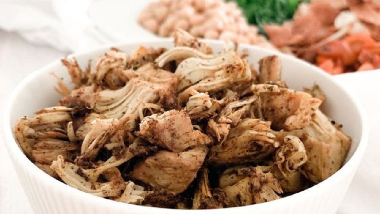 অন্যদিকে এঁচোড় কেটে রেখে দিন। কড়াইয়ে তেল দিন। তাতে দারুচিনি ও এলাচ ফোড়ন দিন। এরপর তাতে পেঁয়াজকুচু দিয়ে লাল-লাল করে ভেজে নিন। অন্যদিকে নুন জলে এঁচোড়টা সেদ্ধ করে নিন। (ছবি:Pinterest)