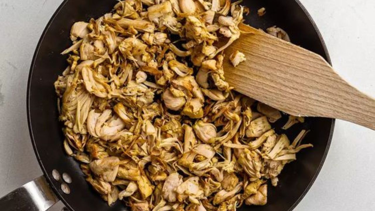 ভালভাবে কষান। তারপর এতে ম্যারিনেট করা চিকেনটা দিয়ে দিন। মশলা কষে তেল ছাড়াতে শুরু করলে গরম জল দিন। মাংস সেদ্ধ হয়ে গেলে নামিয়ে নিন। গরম ভাতের সঙ্গে পরিবেশন করুন এঁচোড় চিকেন। (ছবি:Pinterest)