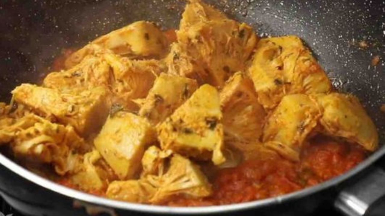 আর লাগবে কাশ্মীরি লঙ্কার গুঁড়ো,দারুচিনি, এলাচ, সরষের তেল, লবণ। প্রথমে চিকেনটা ভাল করে ধুয়ে জল ঝরিয়ে নিন। এরপর তাতে সরষের তেল, টকদই, নুন, হলুদ গুঁড়ো দিয়ে ম্যারিনেট করে রেখে দিন। (ছবি:Pinterest)