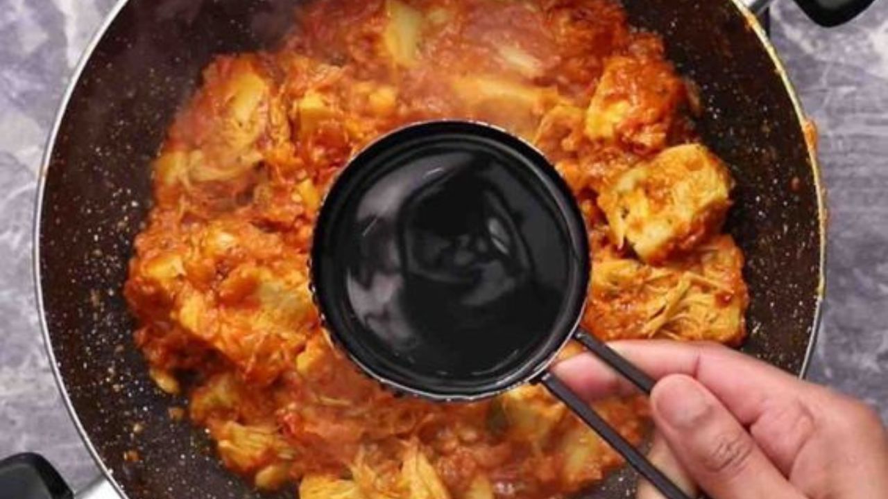 পেঁয়াজ ভাজা হয়ে গেলে তাতে আদা-রসুন বাটা দিন। আর দেবেন লঙ্কা গুঁড়ো, হলুদ গুঁড়ো ও ধনে গুঁড়ো। স্বাদমতো নুন দিয়ে কষিয়ে নিন। মশলা কষে এলে তাকে এঁচোড় দিন। (ছবি:Pinterest)