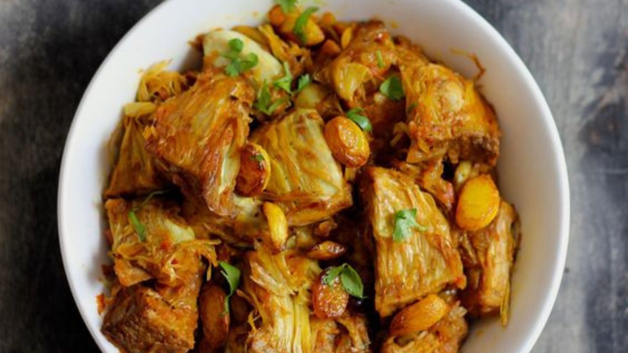 পাতে এঁচোড় চিঙড়ি পেলে আর কিচ্ছু লাগে না বাঙালির। এঁচোড় চিঙড়িল তো অনেক খেলেন। জানেন কি এঁচোড় দিয়ে রাঁধা যায় চিকেন? (ছবি:Pinterest)