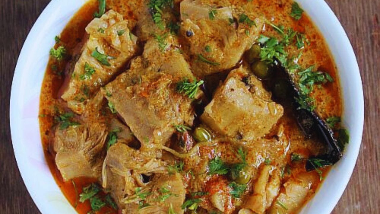 শুনতে একটু অবাক লাগলেও, স্বাদে দারুণ এই পদ। জেনে নিন কীভাবে বানাবেন এঁচোড় চিকেন। প্রথমে আসা যাক উপকরণে। (ছবি:Pinterest)