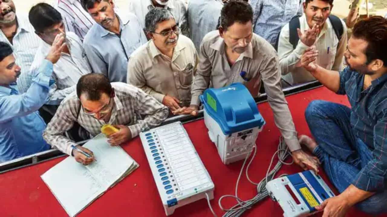 Election Commission: কমিশনের পাখির চোখ নিশীথের জেলা, গ্রাউন্ড জিরো থেকে নজর রাখবেন বিশেষ পর্যবেক্ষকরা Election Commission: কমিশনের পাখির চোখ নিশীথের জেলা, গ্রাউন্ড জিরো থেকে নজর রাখবেন বিশেষ পর্যবেক্ষকরা
