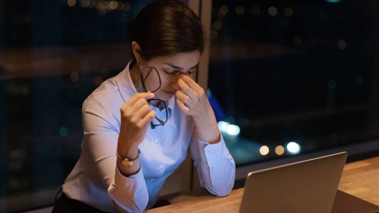 বর্তমানে মোবাইল-ল্যাপটপের যুগে আমাদের চোখ দিনের অধিকাংশ সময়ই আটকে থাকে এই সব ডিভাইসের দিকে। এই অভ্যাস চোখের উপরও যথেষ্ট প্রভাব ফেলে। 