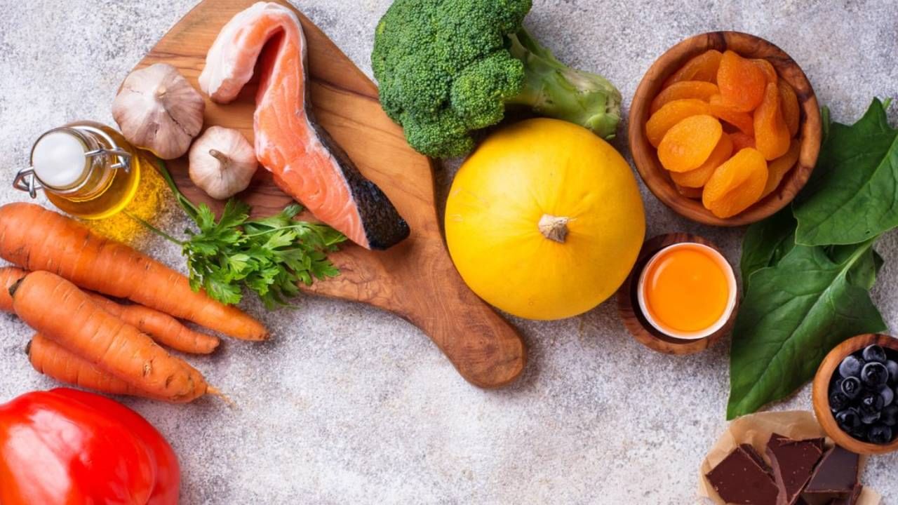 চোখ ভালো রাখতে ব্যালেন্স ডায়েট খুবই গুরুত্বপূর্ণ। ভিটামিন এ, সি, ই, বি দৃষ্টিশক্তি ভালো রাখতে সাহায্য করে। এই সব ভিটামিন সমৃদ্ধ খাবার খান চোখকে ভালো রাখতে। 