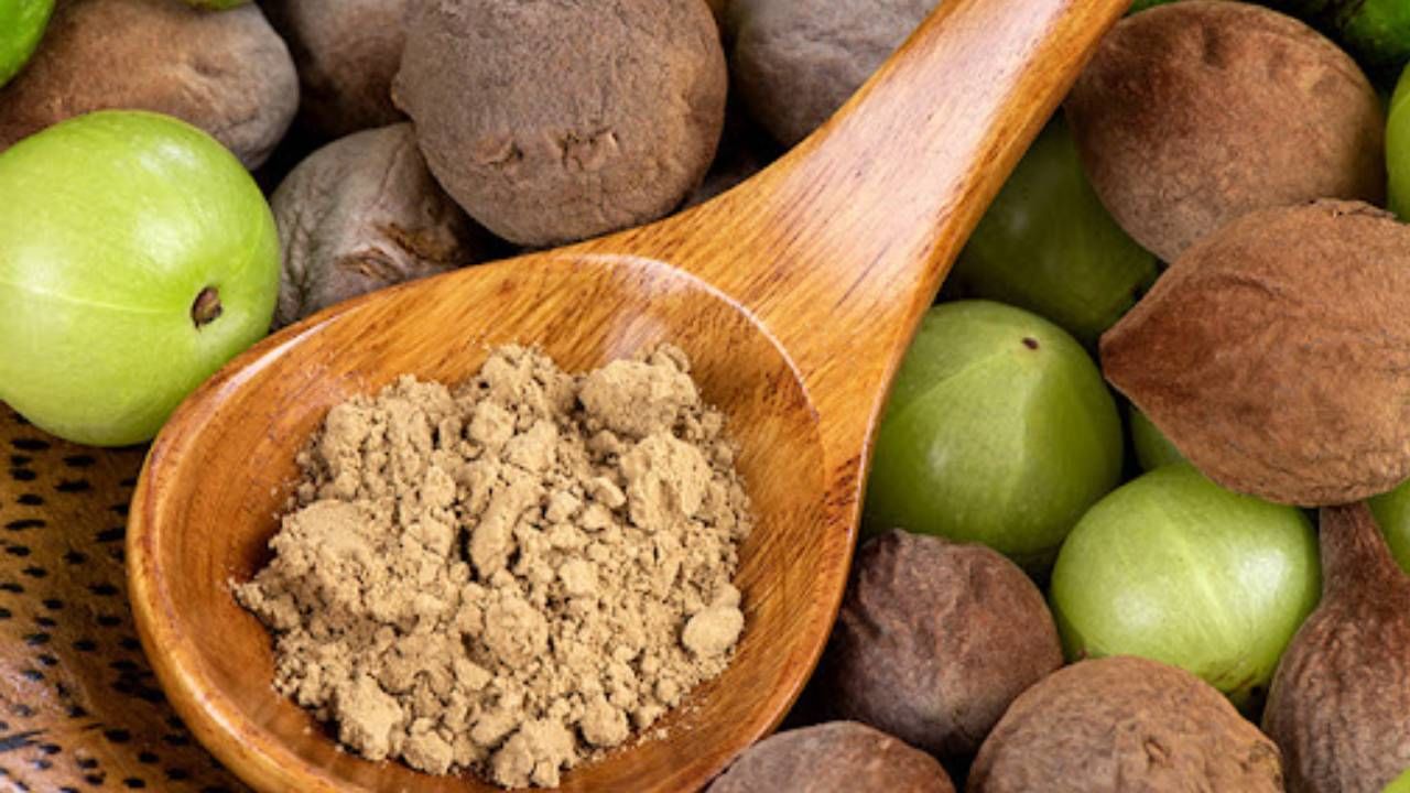 অতীতে দৃষ্টিশক্তি বাড়াতে ত্রিফলা ব্যবহার করা হত। চোখের বিভিন্ন সমস্যার সমাধান ত্রিফলা দারুণ কাজে দেয়। 