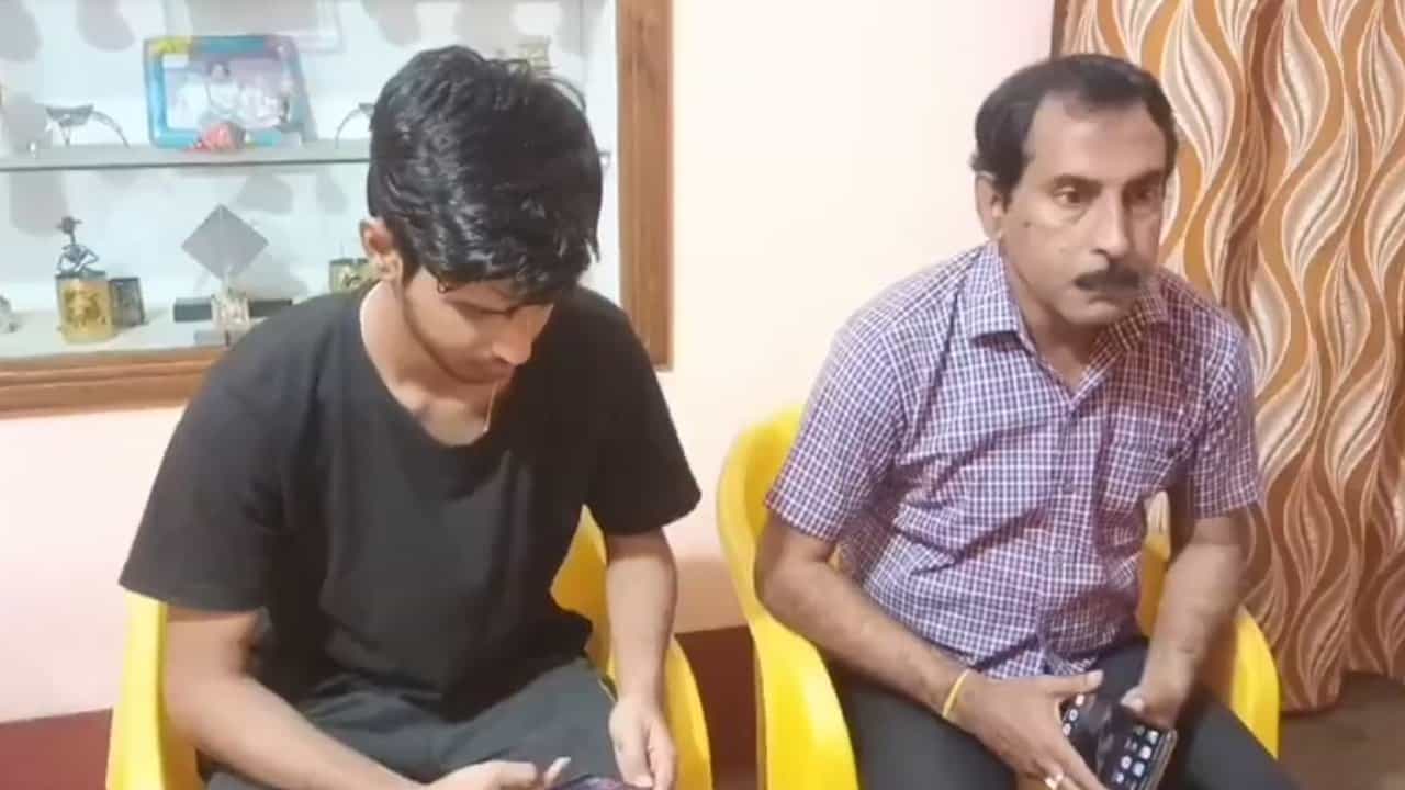Jalpaiguri: ‘৫ লক্ষ দিন, না হলে ছেলেকে ছাড়ব না’, ‘পুলিশের’ হুমকি ফোন পেয়েই থানায় বাবা Jalpaiguri: ‘৫ লক্ষ দিন, না হলে ছেলেকে ছাড়ব না’, ‘পুলিশের’ হুমকি ফোন পেয়েই থানায় বাবা