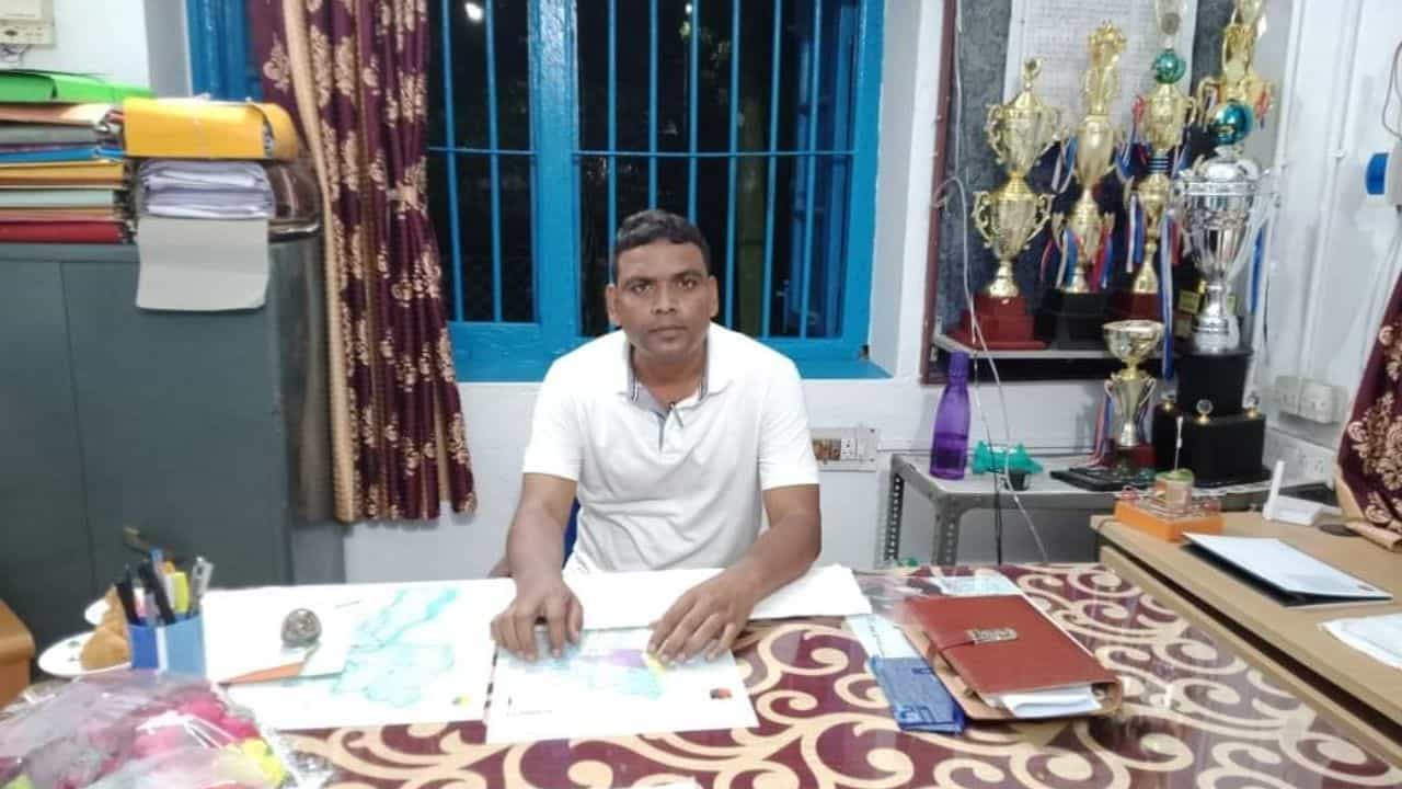 Gosaba: থানার ভিতরেই মল-মূত্র ত্যাগ! ভাবতেও পারবেন না সন্দেশখালি আবহে এত কিছুর পরেও কেন গোসাবার 'বড়বাবু' শিরোনামে Gosaba: থানার ভিতরেই মল-মূত্র ত্যাগ! ভাবতেও পারবেন না সন্দেশখালি আবহে এত কিছুর পরেও কেন গোসাবার 'বড়বাবু' শিরোনামে
