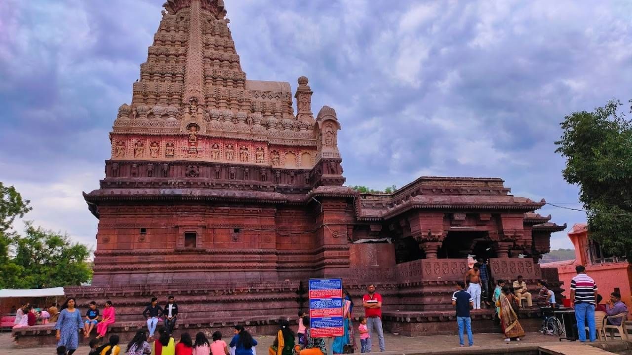 ঘৃষ্ণেশ্বর, মহারাষ্ট্র: ঔরঙ্গাবাদ শহর থেকে ২৮ কিমি দুরে অবস্থিত মহারাষ্ট্রের বিখ্যাত ইলোরা গুহা থেকে ১ কিমি। দুরে ঘৃষ্ণেশ্বর শিব মন্দির অবস্থিত। 