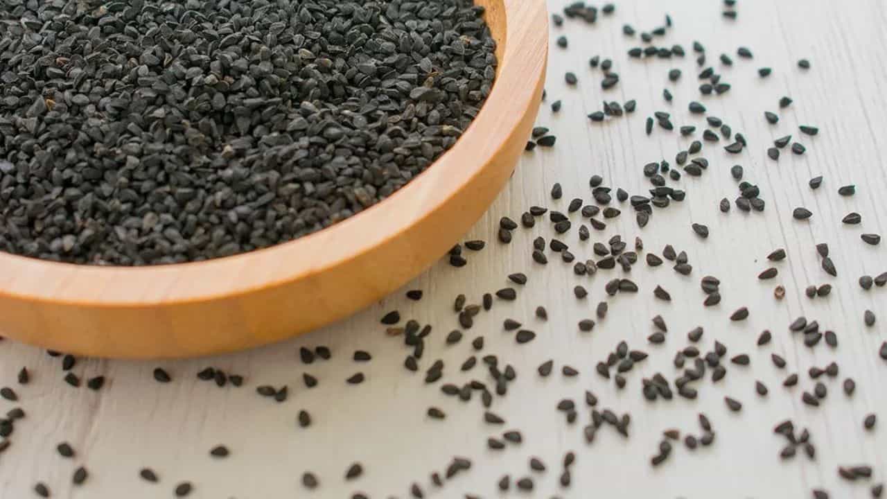 কারোর পছন্দ কালো চুল, কারো সাদা-কালো আবার কারো পছন্দ রঙিন চুল। তবে আর যাই হোক না কেন সাদা চুল দেখতে প্রায় কেউই পছন্দ করেন না। কারণ ওই যে, বয়স হলে তবেই নাকি চুল সাদা হয়ে যায়