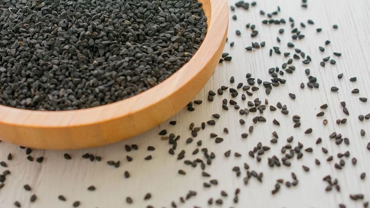 কারোর পছন্দ কালো চুল, কারো সাদা-কালো আবার কারো পছন্দ রঙিন চুল। তবে আর যাই হোক না কেন সাদা চুল দেখতে প্রায় কেউই পছন্দ করেন না। কারণ ওই যে, বয়স হলে তবেই নাকি চুল সাদা হয়ে যায়