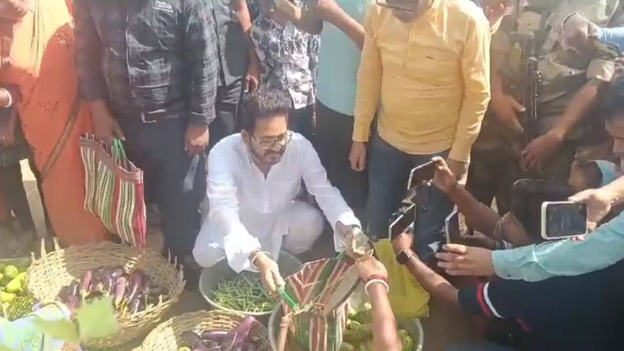 Hiran Chatterjee: ঘাড়ে কমিশনের খাঁড়া, অতঃপর থলে হাতে বাজারে হিরণ