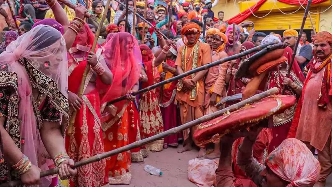 উত্তর প্রদেশের বারাণসী হোলি উৎসব ঘিরে মেতে ওঠে। সেখানে বিভিন্ন রকম রীতি দেখা যায়। যার মধ্যে অন্যতম হল লাঠ মার। এই রীতিতে মহিলাদের হাতে থাকে লাঠি। সেই লাঠি দিয়ে পুরুষদের মারেন তাঁরা। 