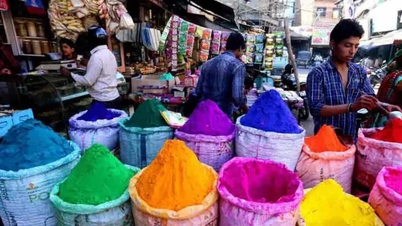 Holi 2024: হোলিতেই দেশে ৫০ হাজার কোটির ব্যবসার সম্ভাবনা, লাভের গুড় এবারও পেল না চিন Holi 2024: হোলিতেই দেশে ৫০ হাজার কোটির ব্যবসার সম্ভাবনা, লাভের গুড় এবারও পেল না চিন