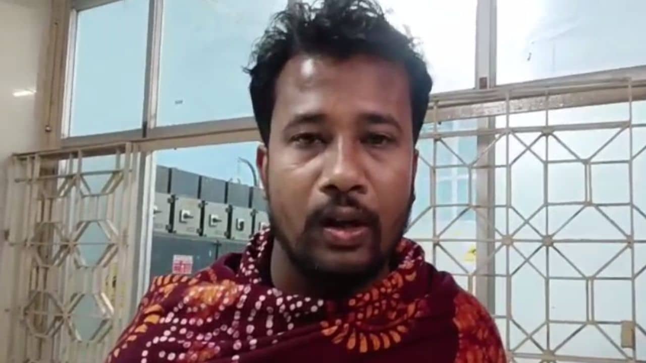 Hooghly: লকেটদির জন্য দেওয়াল লিখছি, ও মা পিছন থেকে টোন কাটছে তারপরই তো...