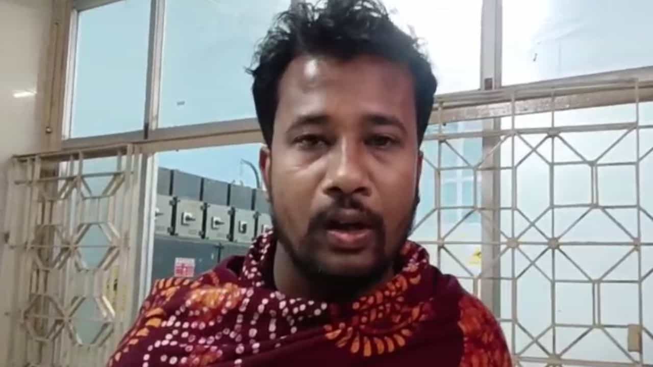 Hooghly: 'লকেটদির জন্য দেওয়াল লিখছি, ও মা পিছন থেকে টোন কাটছে তারপরই তো...' Hooghly: 'লকেটদির জন্য দেওয়াল লিখছি, ও মা পিছন থেকে টোন কাটছে তারপরই তো...'