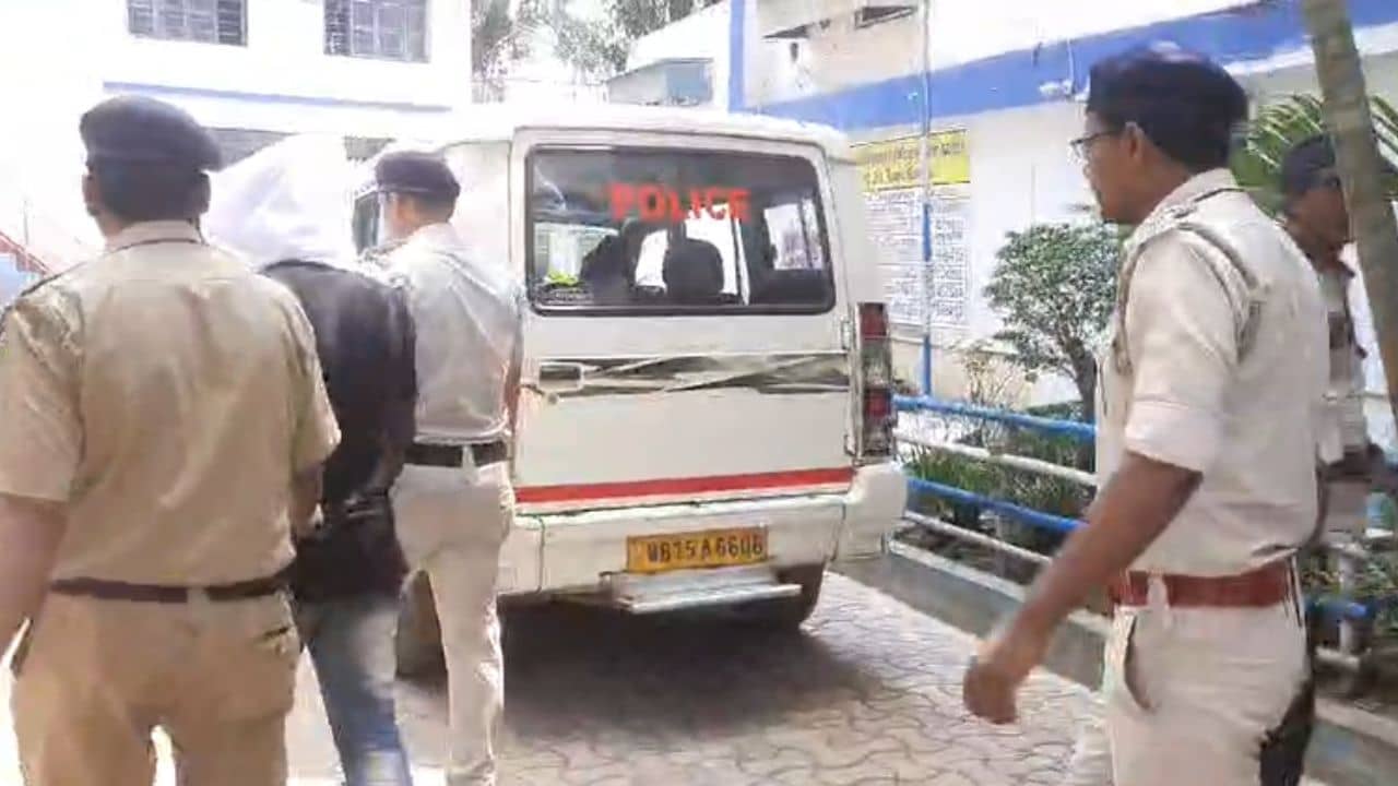 Fraud Case: RBI-এর লোগো দেওয়া বিভিন্ন নথি, ঘোরাফেরা করতেন ভারত সরকার স্টিকার লাগানো গাড়িতে, বড় চক্রের পর্দাফাঁস