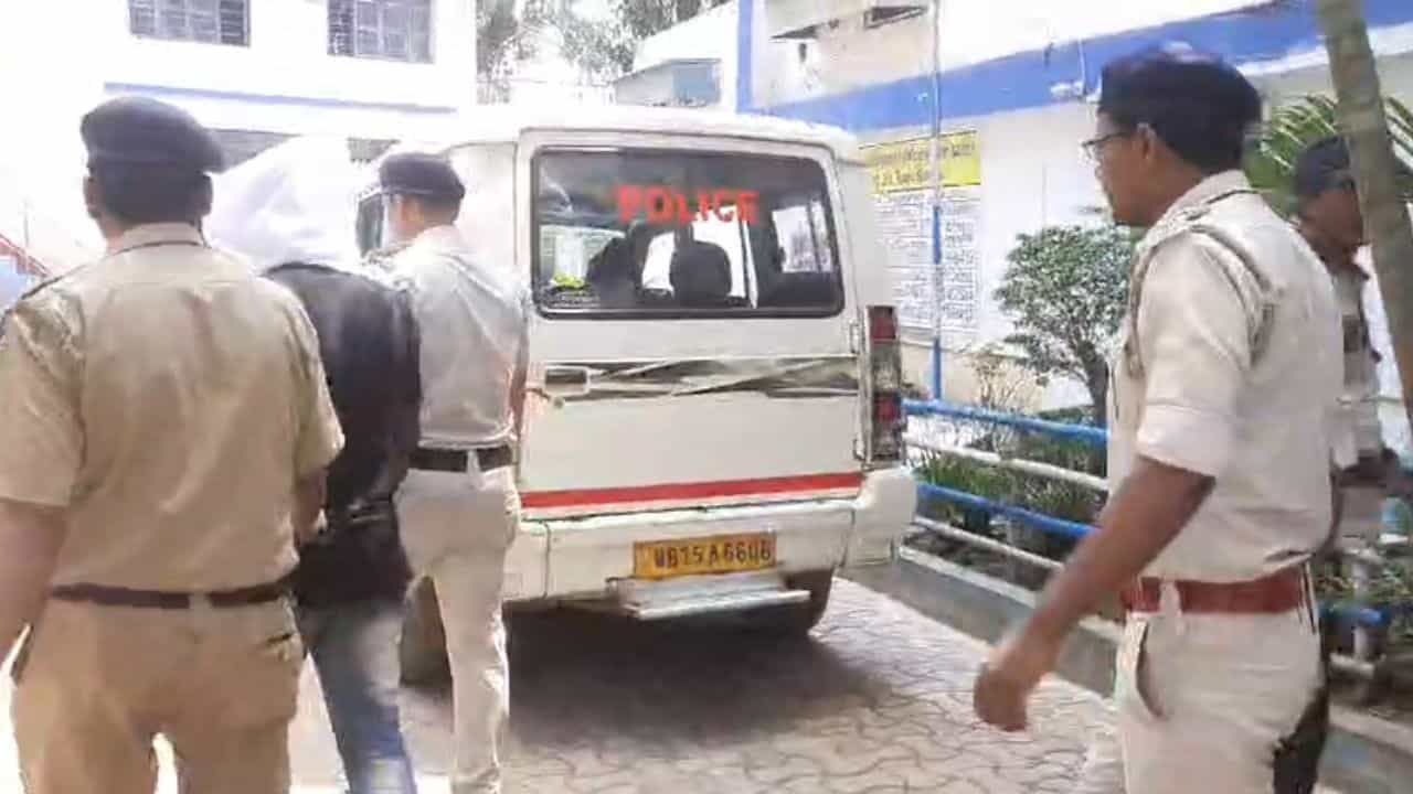 Fraud Case: RBI-এর লোগো দেওয়া বিভিন্ন নথি, ঘোরাফেরা করতেন ভারত সরকার স্টিকার লাগানো গাড়িতে, বড় চক্রের পর্দাফাঁস Fraud Case: RBI-এর লোগো দেওয়া বিভিন্ন নথি, ঘোরাফেরা করতেন ভারত সরকার স্টিকার লাগানো গাড়িতে, বড় চক্রের পর্দাফাঁস