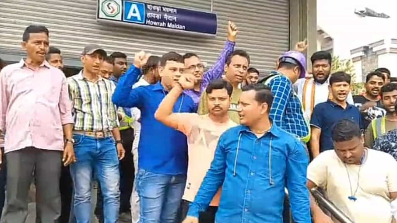 Underwater Metro in Kolkata: চড়তে পারবেন গঙ্গার নিচের মেট্রো? আন্দোলনে সিঁদুরে মেঘ Underwater Metro in Kolkata: চড়তে পারবেন গঙ্গার নিচের মেট্রো? আন্দোলনে সিঁদুরে মেঘ