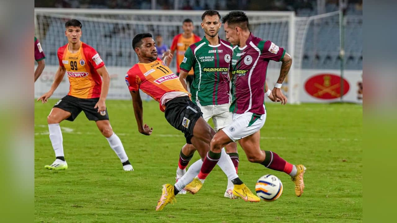 Kolkata Derby, ISL: জেনে-বুঝেও কেন ব্রিগেড? ডার্বিতে এ বার লাগল রাজনীতির রং