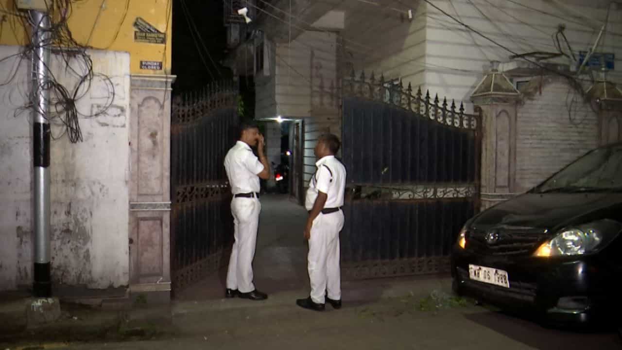 IT Raid in Chetla: কলকাতায় ছাতু 'সম্রাটের' বাড়ি থেকে আয়কর হানায় উদ্ধার ৭৫ লক্ষ টাকা, এখনও চলছে তল্লাশি IT Raid in Chetla: কলকাতায় ছাতু 'সম্রাটের' বাড়ি থেকে আয়কর হানায় উদ্ধার ৭৫ লক্ষ টাকা, এখনও চলছে তল্লাশি