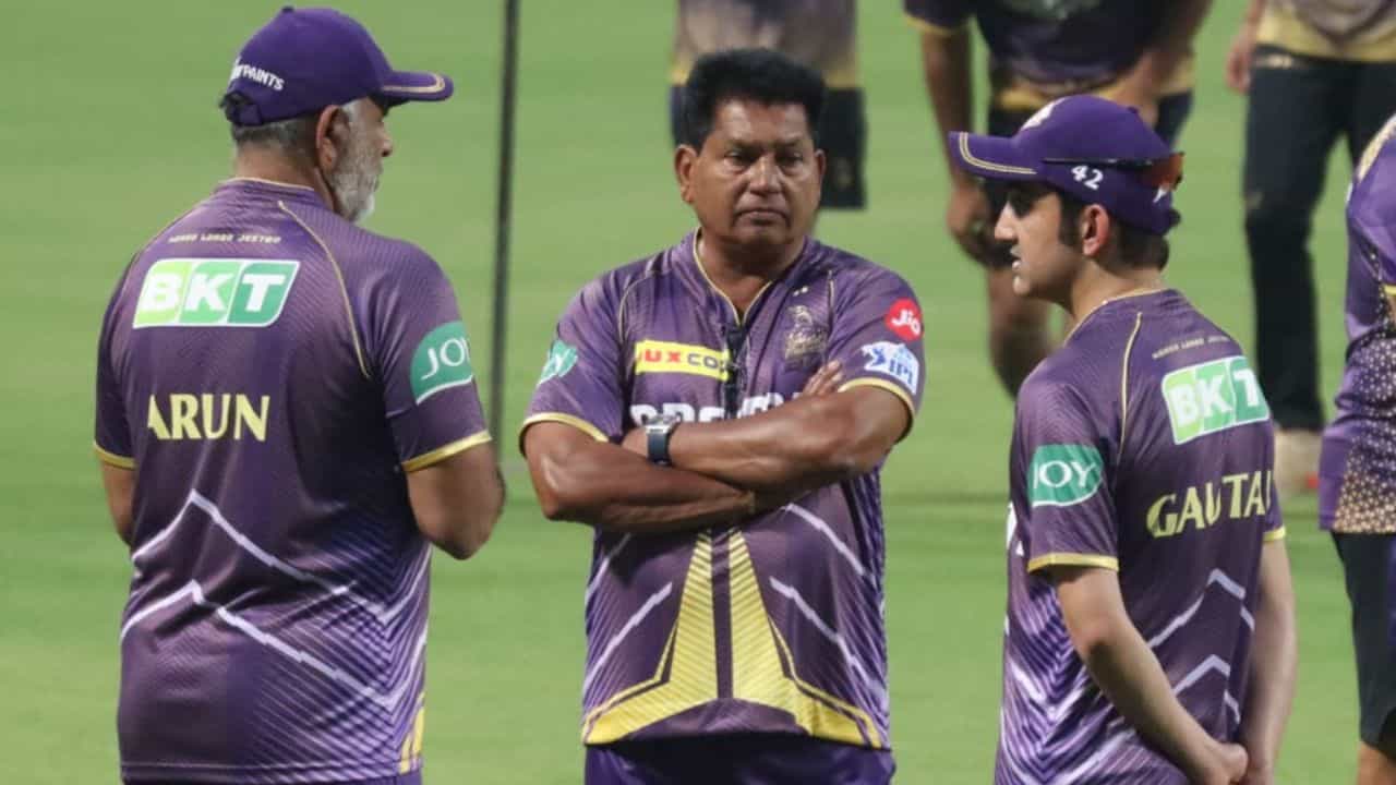 ঘরের মাঠ। গৌতম গম্ভীরের ঘরে ফেরা। ইডেন গার্ডেন্সে প্রস্তুতি শুরু কলকাতা নাইট রাইডার্সের। সমর্থকরা স্বাগত জানালেন প্রিয় নাইটদের। সবচেয়ে বেশি উন্মাদনা রিঙ্কুকে ঘিরে। ছবি: সিএবি