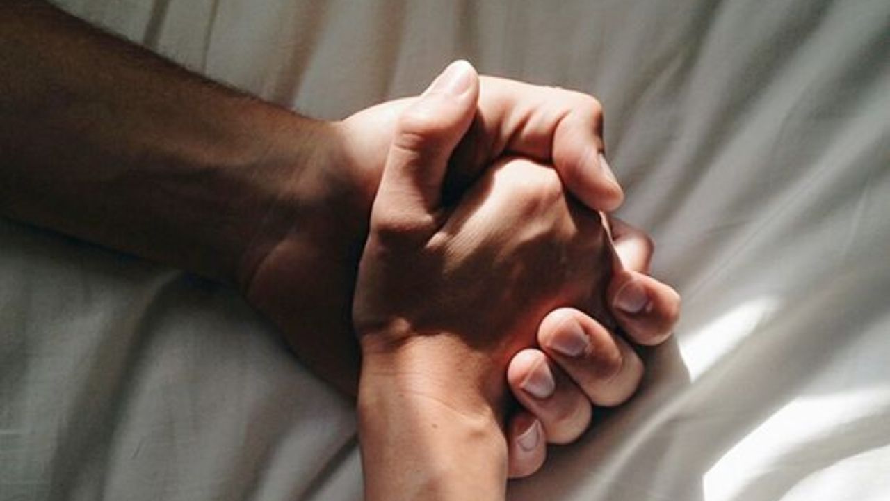 ফলে এই সমস্যাগুলো ঢাকা পড়েই থাকে। যৌনমিলনের পথে বাধা হয়ে দাঁড়াতে পারে বেশকিছু খাবার তা জানেন কি? তাহলে আজ থেকেই যৌনমিলনের আগে এ সব খাবার এড়িয়ে চলুন। (ছবি:Pinterest)