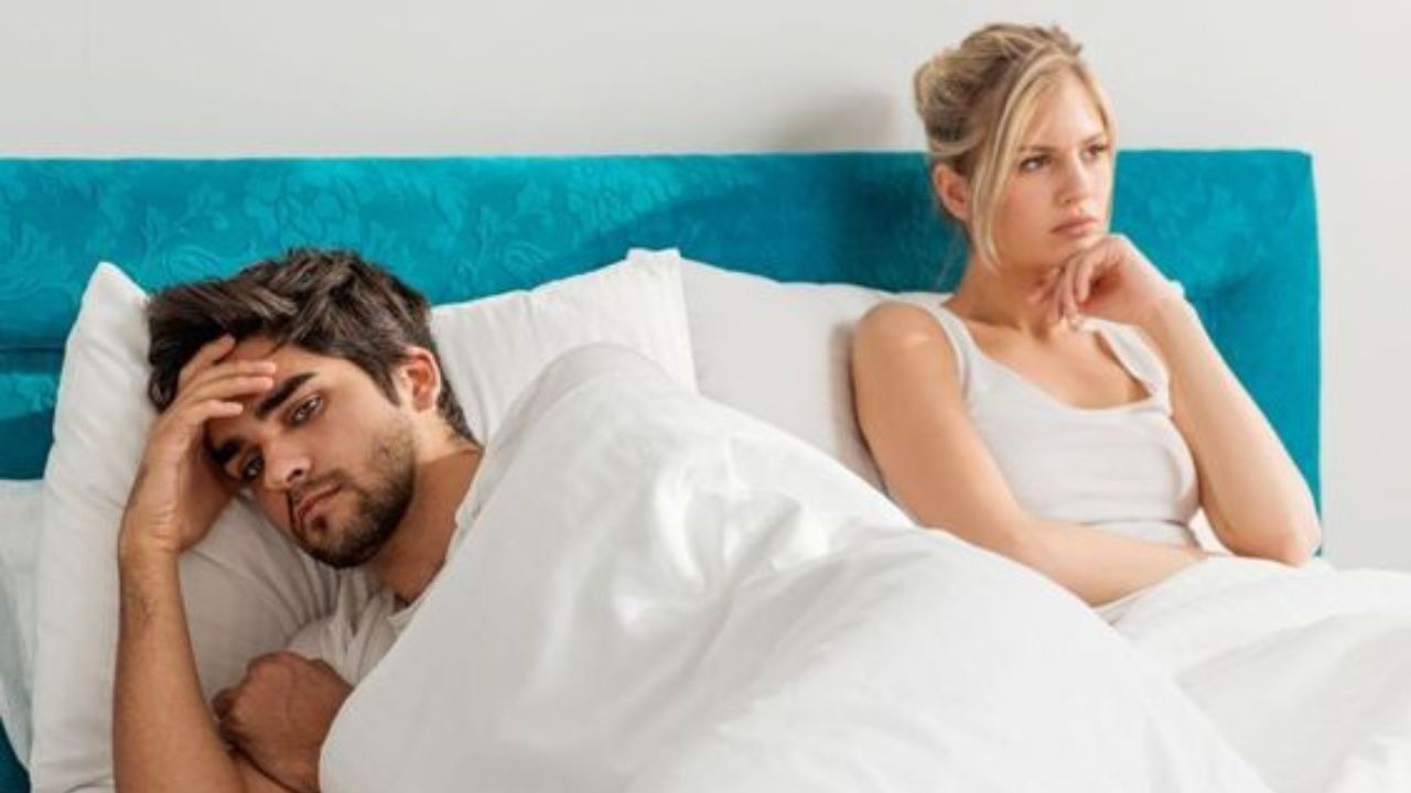 অনেকেই যৌনজীবনে খুশি থাকেন না। মিলনে অনীহা, শীঘ্রপতনের মতো একাধিক সমস্যা সুখী দাম্পত্য জীবনে বাধা হয়ে দাঁড়ায়। যৌনজীবন নিয়ে খোলামেলা আলোচনা করতে অনেকেই স্বাচ্ছন্দ্য বোধ করেন না। (ছবি:Pinterest)
