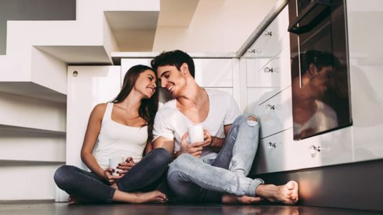 অনেকেই মিলনের আগে মদ্যপান করতে পছন্দ করেন। এই কাজ ভুলেও করবেন না। এতে শারীরিক ক্ষমতা হ্রাস পায়।(ছবি:Pinterest)