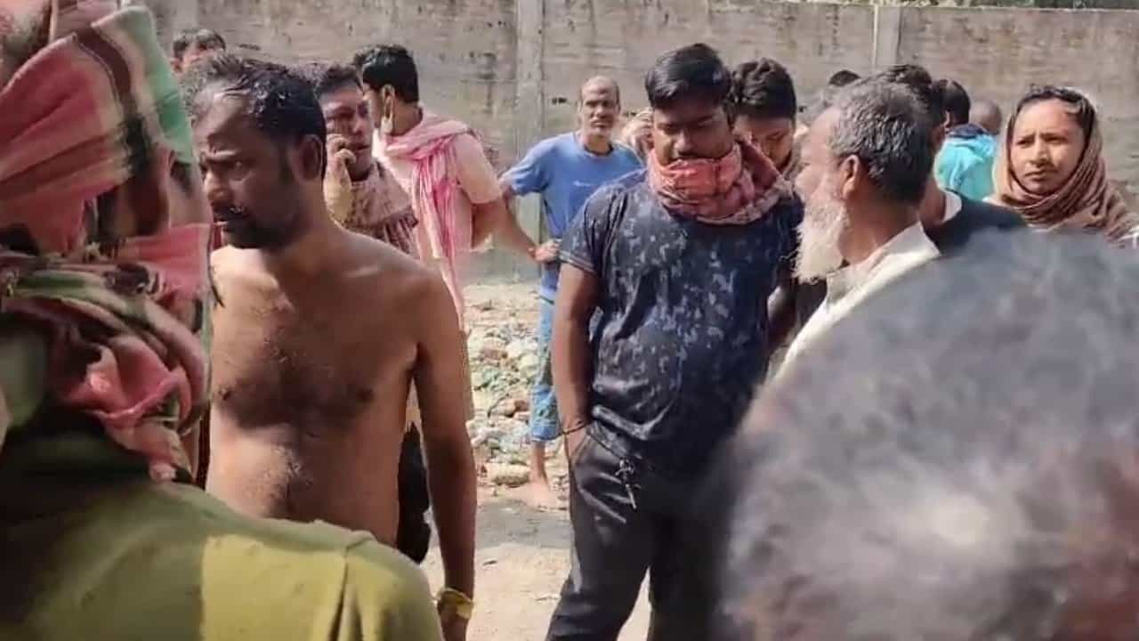 Jalpaiguri: সাতসকালে বিষিয়েছে বায়ু, মৃত ১, জলপাইগুড়িতে হাসপাতালে ভর্তি ৩ Jalpaiguri: সাতসকালে বিষিয়েছে বায়ু, মৃত ১, জলপাইগুড়িতে হাসপাতালে ভর্তি ৩