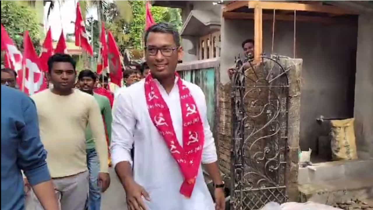 Jalpaiguri News: সংসদে গেলে তুলে ধরবেন নদী ভাঙনের কথা, এলাকাবাসীকে আশ্বাস বামেদের তরুণ মুখ দেবরাজের Jalpaiguri News: সংসদে গেলে তুলে ধরবেন নদী ভাঙনের কথা, এলাকাবাসীকে আশ্বাস বামেদের তরুণ মুখ দেবরাজের