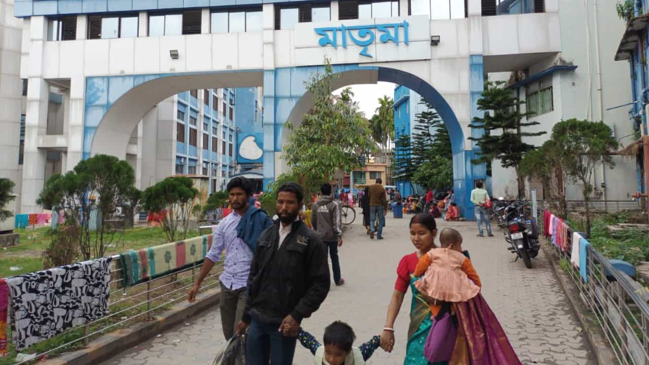 Jalpaiguri: টাকা ছাড়া ট্রলি নড়ে না জলপাইগুড়ি মেডিক্যাল কলেজে? মা হতে গিয়ে বাড়ছে যন্ত্রণা Jalpaiguri: টাকা ছাড়া ট্রলি নড়ে না জলপাইগুড়ি মেডিক্যাল কলেজে? মা হতে গিয়ে বাড়ছে যন্ত্রণা