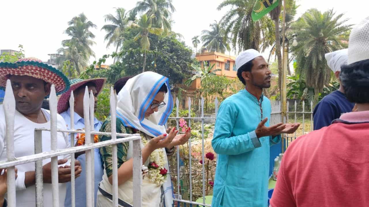 June Malia News: মাজারে চাদর চড়িয়ে দোয়া চাইলেন জুন, দিলেন পুজোও June Malia News: মাজারে চাদর চড়িয়ে দোয়া চাইলেন জুন, দিলেন পুজোও