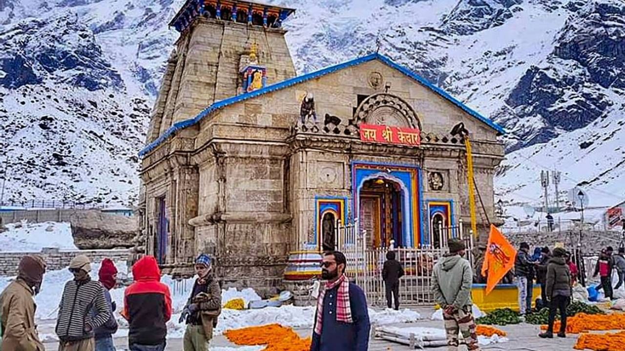 কেদারনাথ মন্দির, উত্তরাখণ্ড: গারোয়াল হিমালয়ে অবস্থিত এই মন্দির। চারধাম যাত্রার অন্যতম এই মন্দির। মহাভারতের পাণ্ডবদের সঙ্গেও জড়িয়ে এর নাম। 