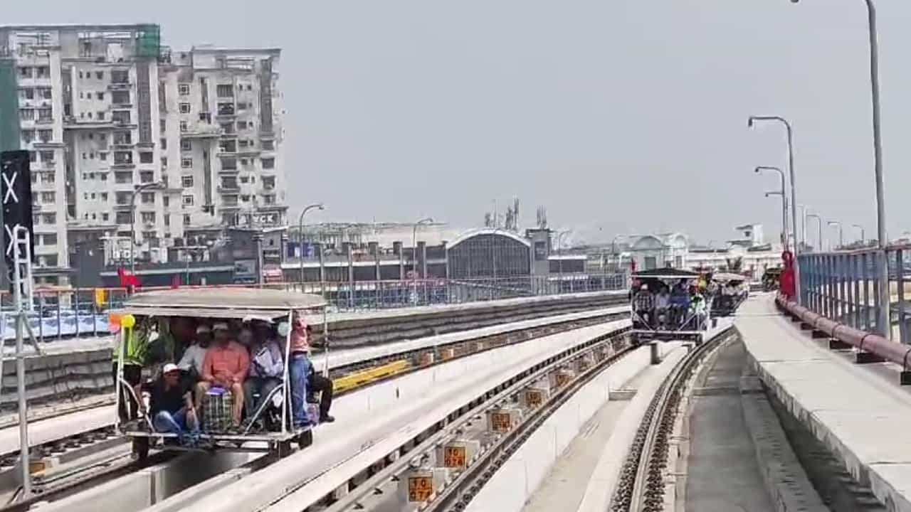 Kolkata Metro: আদৌও শেষ হবে নিউ গড়িয়া-বিমানবন্দর পর্যন্ত কাজ? রাজ্যের দিকে আঙুল কলকাতা মেট্রোর Kolkata Metro: আদৌও শেষ হবে নিউ গড়িয়া-বিমানবন্দর পর্যন্ত কাজ? রাজ্যের দিকে আঙুল কলকাতা মেট্রোর