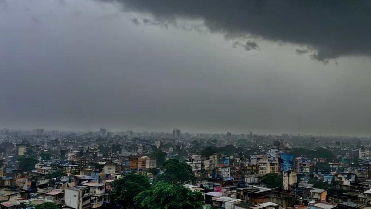 Weather Update: ১৯ দিন পর এমন স্বস্তি কলকাতায়, ভারী বৃষ্টির পূর্বভাস জেলায় জেলায় Weather Update: ১৯ দিন পর এমন স্বস্তি কলকাতায়, ভারী বৃষ্টির পূর্বভাস জেলায় জেলায়
