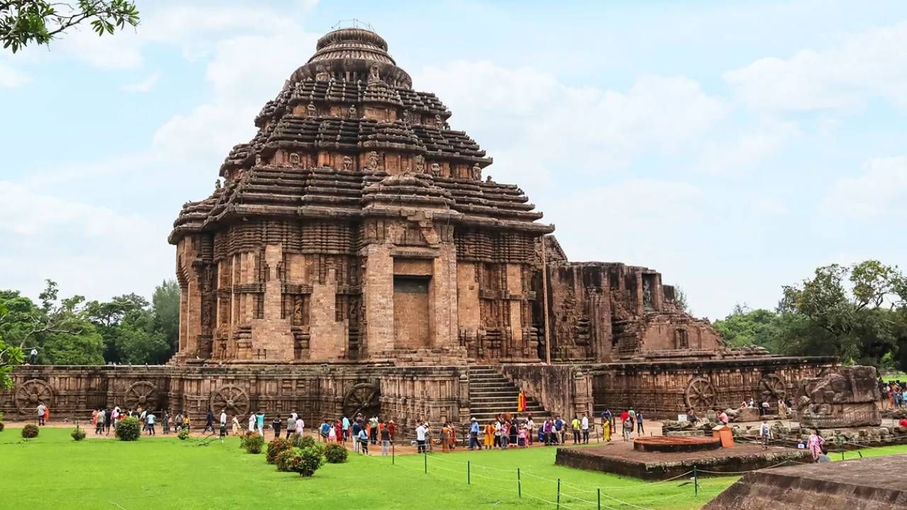 ভারতের বিভিন্ন প্রান্তে এ রকম অনেক প্রাচীন মন্দির রয়েছে, যেখানকার দেওয়ালে খোদিত চিত্রকলা এখনও বিস্মিত করে পর্যটকদের।