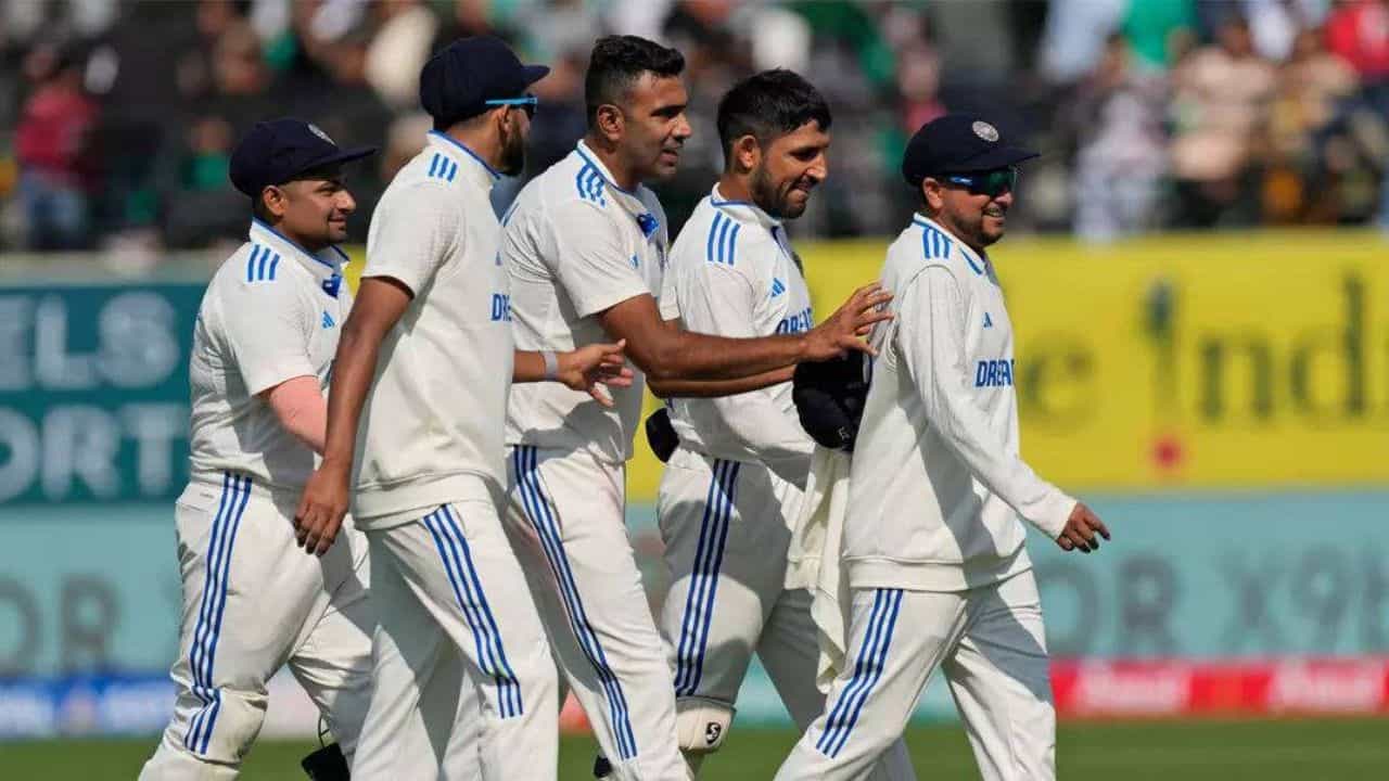 India vs England: ইংল্যান্ডকে খতম করেই বল নিয়ে তুমুল বিবাদ দুই স্পিনারের! কী কাণ্ড ঘটালেন অশ্বিন-কুলদীপ? India vs England: ইংল্যান্ডকে খতম করেই বল নিয়ে তুমুল বিবাদ দুই স্পিনারের! কী কাণ্ড ঘটালেন অশ্বিন-কুলদীপ?