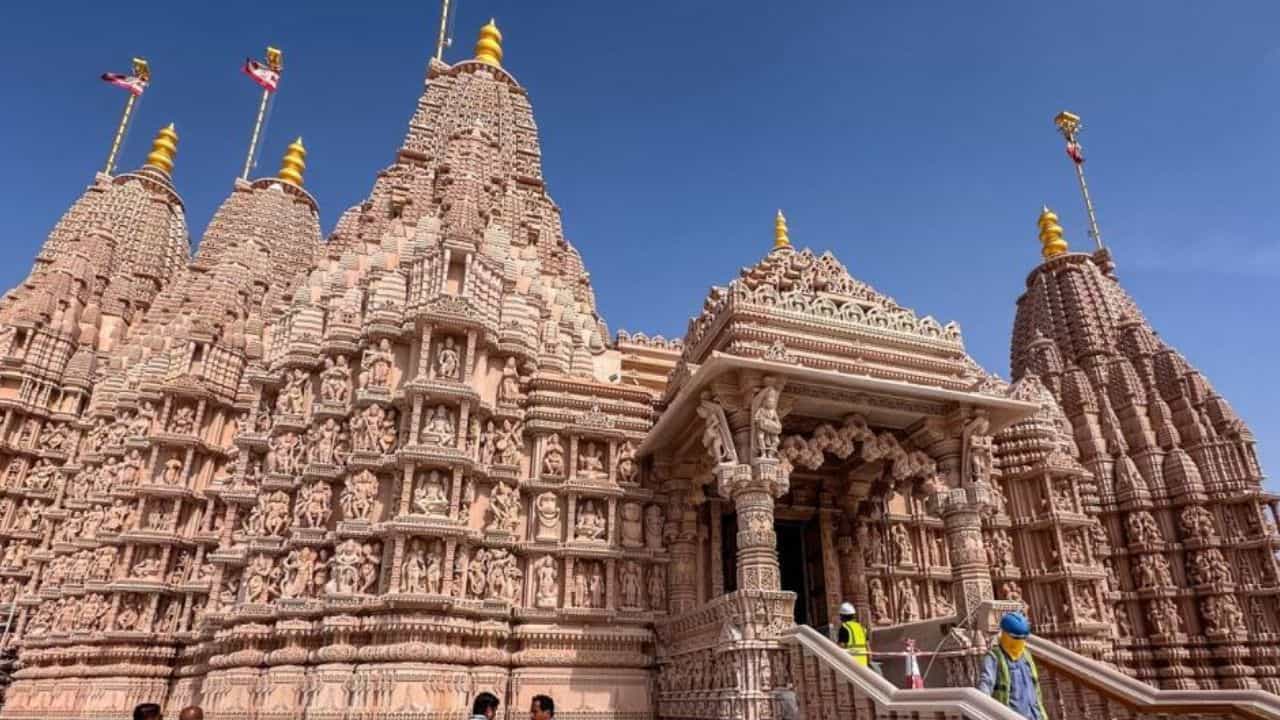 Hindu BAPS Temple: আবু ধাবিতে হিন্দু মন্দিরে কড়া ফতোয়া, নিয়ম না মানলে 'নো-এন্ট্রি' Hindu BAPS Temple: আবু ধাবিতে হিন্দু মন্দিরে কড়া ফতোয়া, নিয়ম না মানলে 'নো-এন্ট্রি'