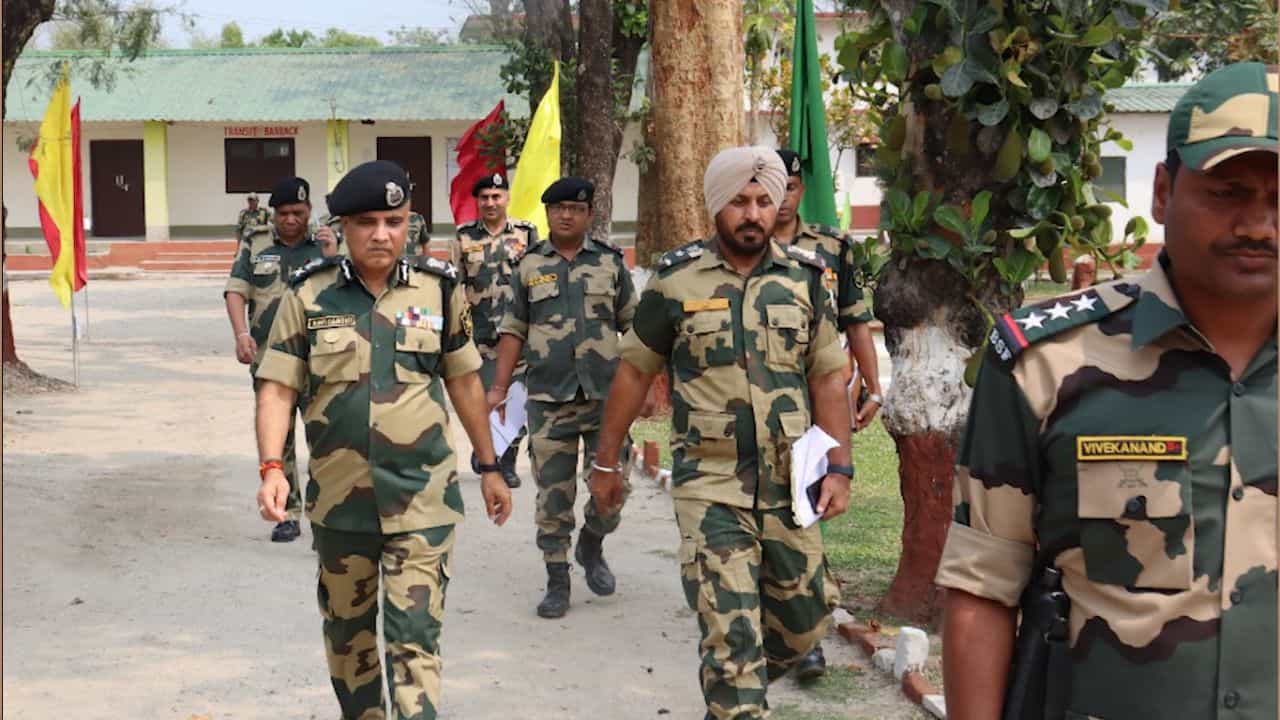 BSF: বাংলাদেশ সীমান্তে কেমন পরিস্থিতি? ভোটের আগে কোচবিহারে BSF-এর শীর্ষ কর্তা BSF: বাংলাদেশ সীমান্তে কেমন পরিস্থিতি? ভোটের আগে কোচবিহারে BSF-এর শীর্ষ কর্তা