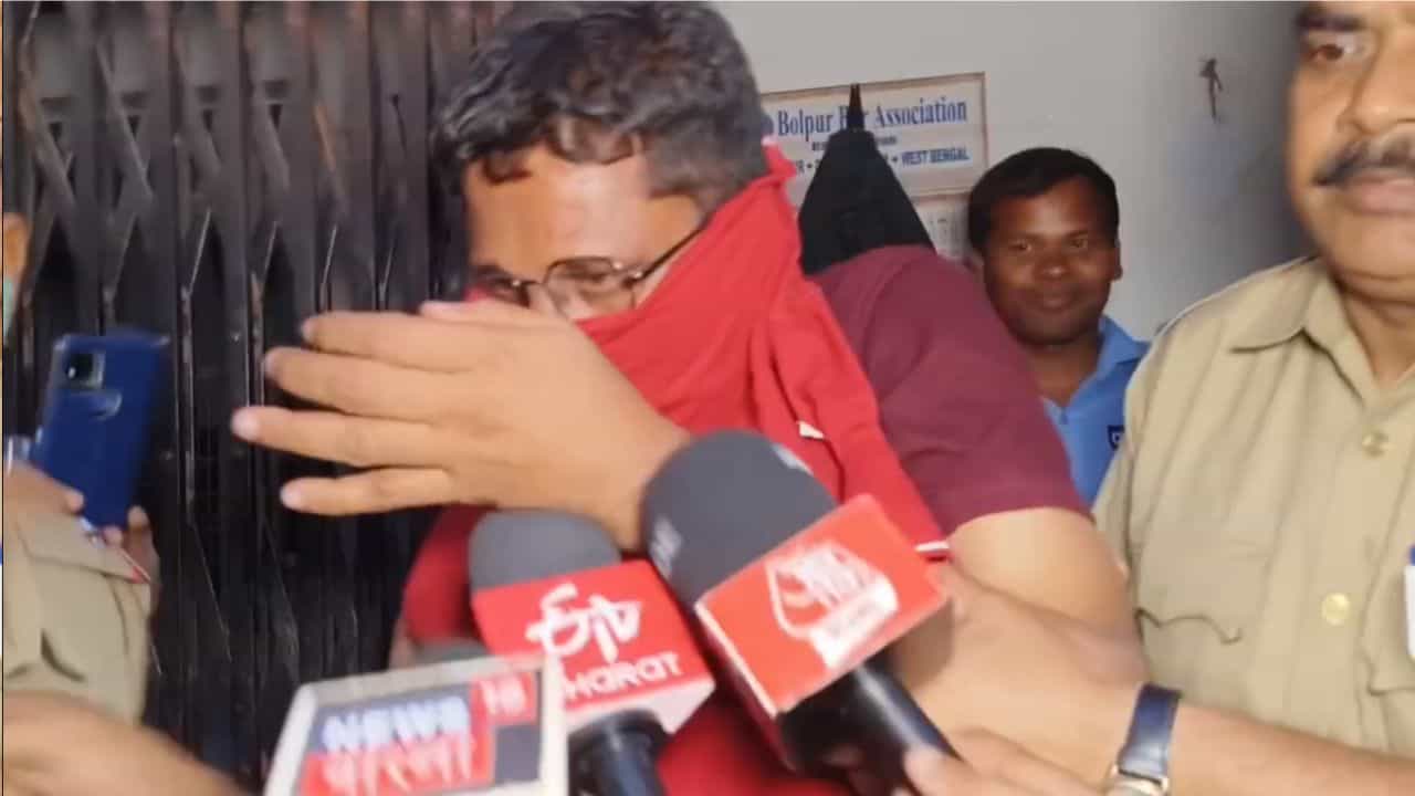 Bolpur: ইনিও পুলিশকর্মী, ধরা পড়ে মুখ লুকিয়ে উঠছেন পুলিশের গাড়িতে, কী করেছেন? Bolpur: ইনিও পুলিশকর্মী, ধরা পড়ে মুখ লুকিয়ে উঠছেন পুলিশের গাড়িতে, কী করেছেন?